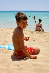 BAMBINO IN SPIAGGIA 