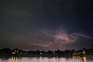 Papier Peint photo Lavable Orage Heat lightning over a suburban neighborhood lake