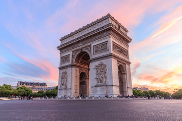 Naklejka premium Arc de Triomphe Paryż miasta o zachodzie słońca