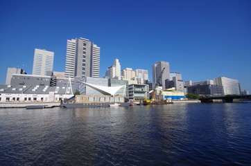 Fototapeta na wymiar 東京湾の運河とビル