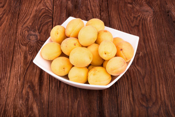 Naklejka na ściany i meble Apricots in a bowl