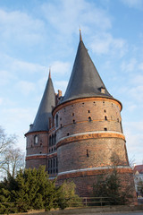 Fototapeta premium Holstentor, Wahrzeichen der Stadt Lübeck, Deutschland