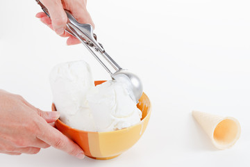 Chef makes the ball ice cream