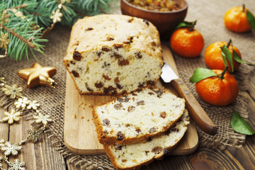 Cake with raisins
