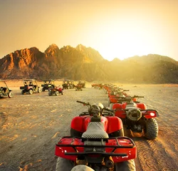 Papier peint photo autocollant rond Sécheresse Quad bikes in desert