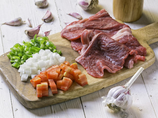 Bistecca di manzo italiana fresca con verdure a pezzetti disposte a bandiera