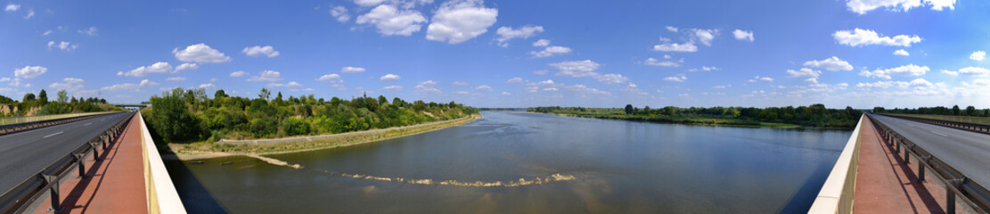 Rzeka Wisła z mostu w Wyszogrodzie przy najniższym stanie wody w historii 