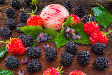 frisches Obst auf rustikalem Holz