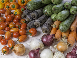 Ortaggi misti sul tavolo da cucina