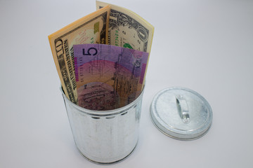 ゴミ箱の中のお金