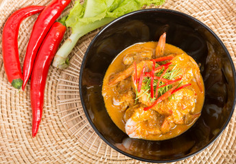 Curry fried shrimps in black cup