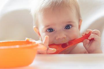 Bebé hermoso comiendo puré