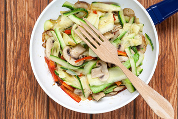 Vegan spaghetti of zucchini