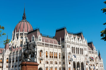 Obraz premium Hungarian Parliament in Budapest against blue sky