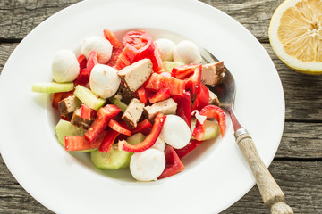 Vegetarischer Salat mit Gabel