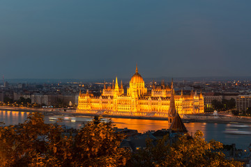 Obraz premium Hungarian Parliament in Budapest across the Danube