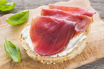 Brötchen mit Schinken Bresaola