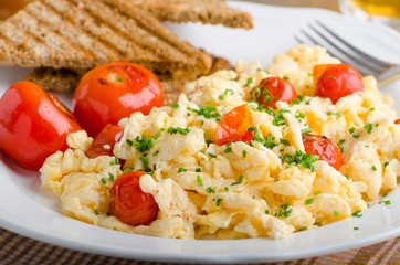 Scrambled eggs with baked tomatoes and chives, panini Scrambled eggs with baked tomatoes