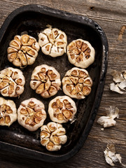 Fototapeta premium rustic roasted garlic