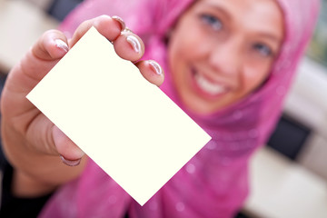 Business Frau mit Kopftuch zeigt leere Visitenkarte Nahaufnahme