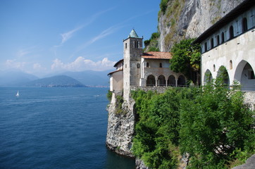 Fototapeta premium Monastère sur le lac Majeur