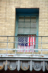 Fototapeta na wymiar fenêtre et drapeau américain