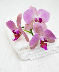 Obraz na płótnie Canvas Pink orchids and towels