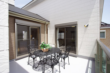 住まいのバルコニー イメージ　広い　テーブル　椅子あり  