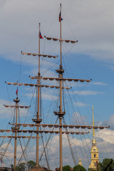   мачты корабля на фоне голубого неба 