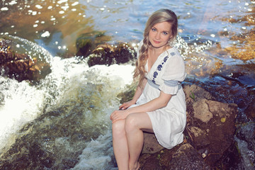 девушка у реки