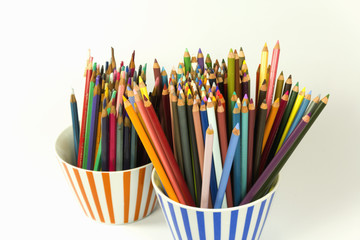 Fototapeta premium new and used color pencils