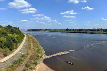 Rzeka Wisła z mostu w Wyszogrodzie przy najniższym poziomie wody w historii - obrazy, fototapety, plakaty