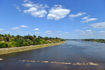 Rzeka Wisła z mostu w Wyszogrodzie przy najniższym poziomie wody w historii