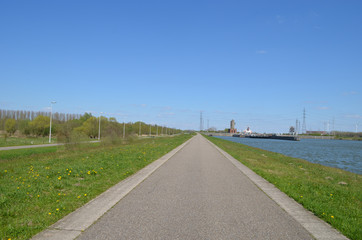 Fototapeta na wymiar cycling path next to canal