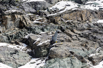 Tecnici alpinisti al lavoro su cannone per bonifica valanghe