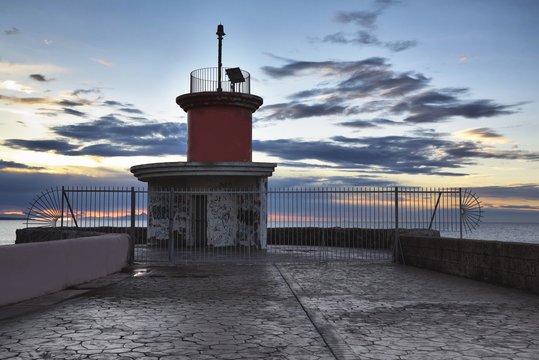 Faro all'alba