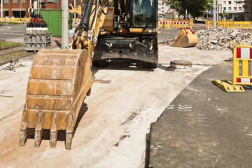 Strasse gesperrt wegen Bauarbeiten - Ein Bagger mit Tieflöffel