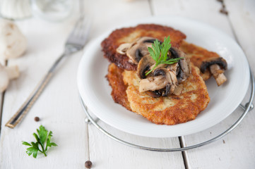 Crunchy potato pancakes with mushrooms