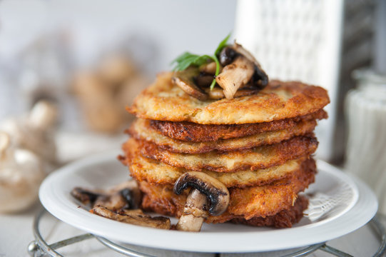 Crunchy potato pancakes with mushrooms