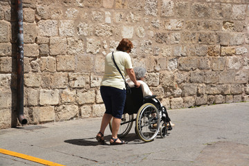 empujando una silla de ruedas