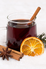 Glühwein im Winter Getränk Alkohol mit Schnee