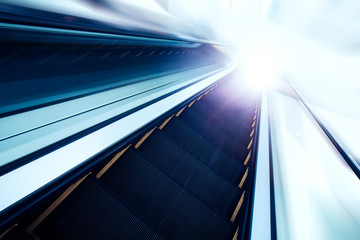 Fototapeta premium Escalator going down / motion blur