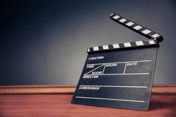 Obraz premium klakier filmowy z dramatycznym oświetleniem