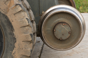 Train wheel and tire