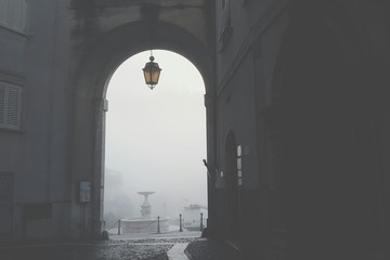 Paese nella nebbia scorcio di Atina provincia di Frosinone