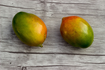 Frische Mango auf Holzuntergrund
