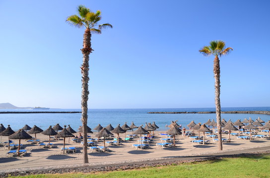 Piękna plaża Playa del Camison w Playa de las Americas na Teneryfie