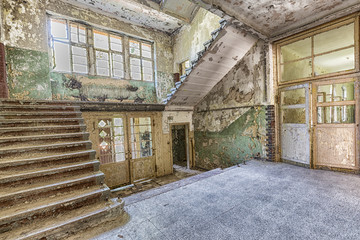 beatiful decay in lost place