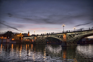hermoso atardecer del puente de Triana visto desde Sevilla, España