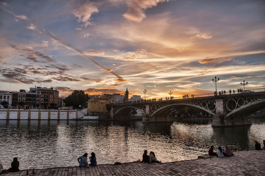 Atardecer en el puente de Triana de Sevilla